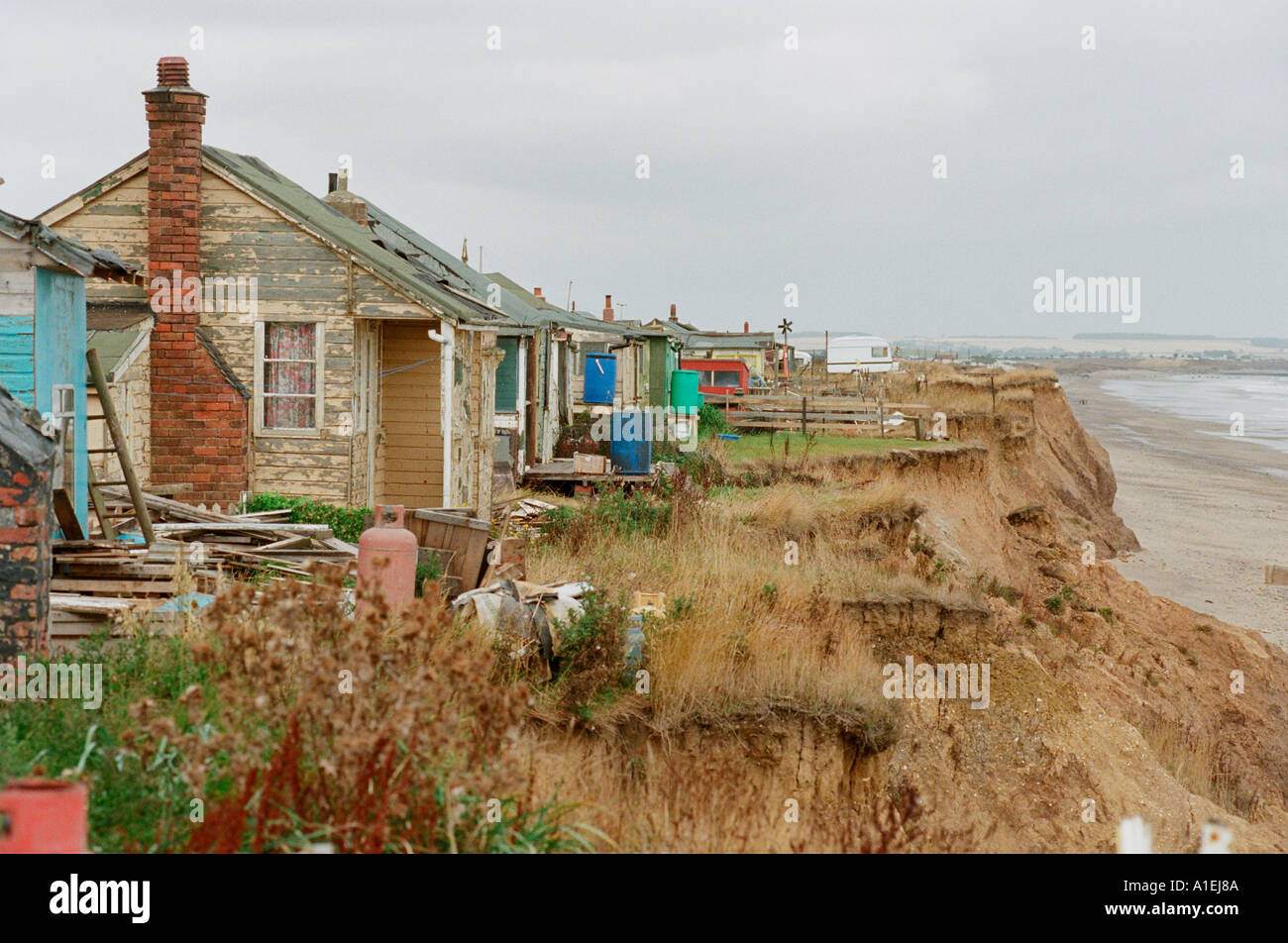 Küstenerosion in Großbritannien. Klippe Häuser an der Ostküste, die aufgegeben haben, weil die Klippen bröckelt. Stockfoto