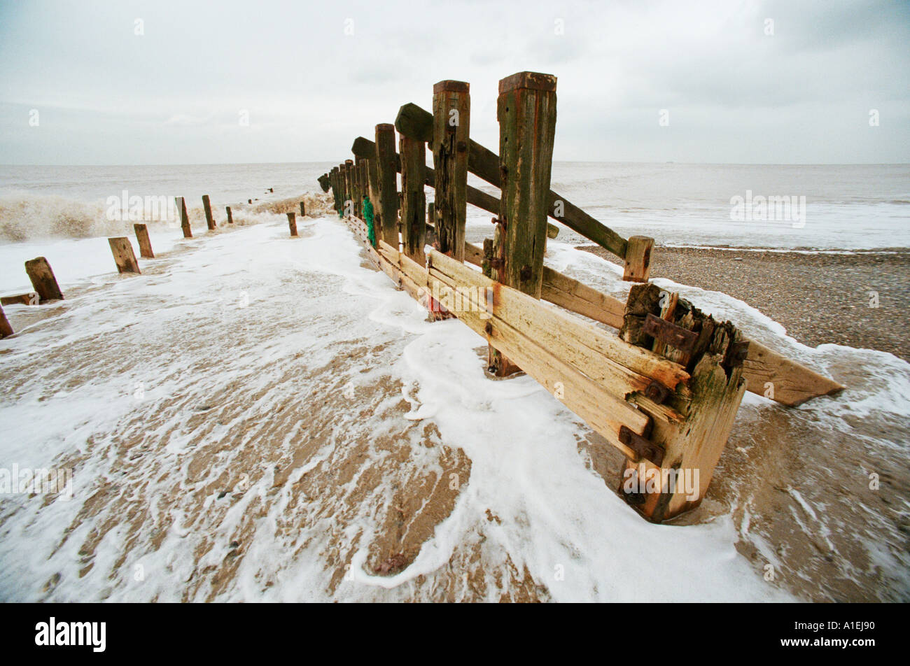 Küstenerosion an verschmähen Spitze, Humberside, wo die Nordsee entfernt Wellenbrecher zum Schutz der Küstenstreifens schwappt. Stockfoto