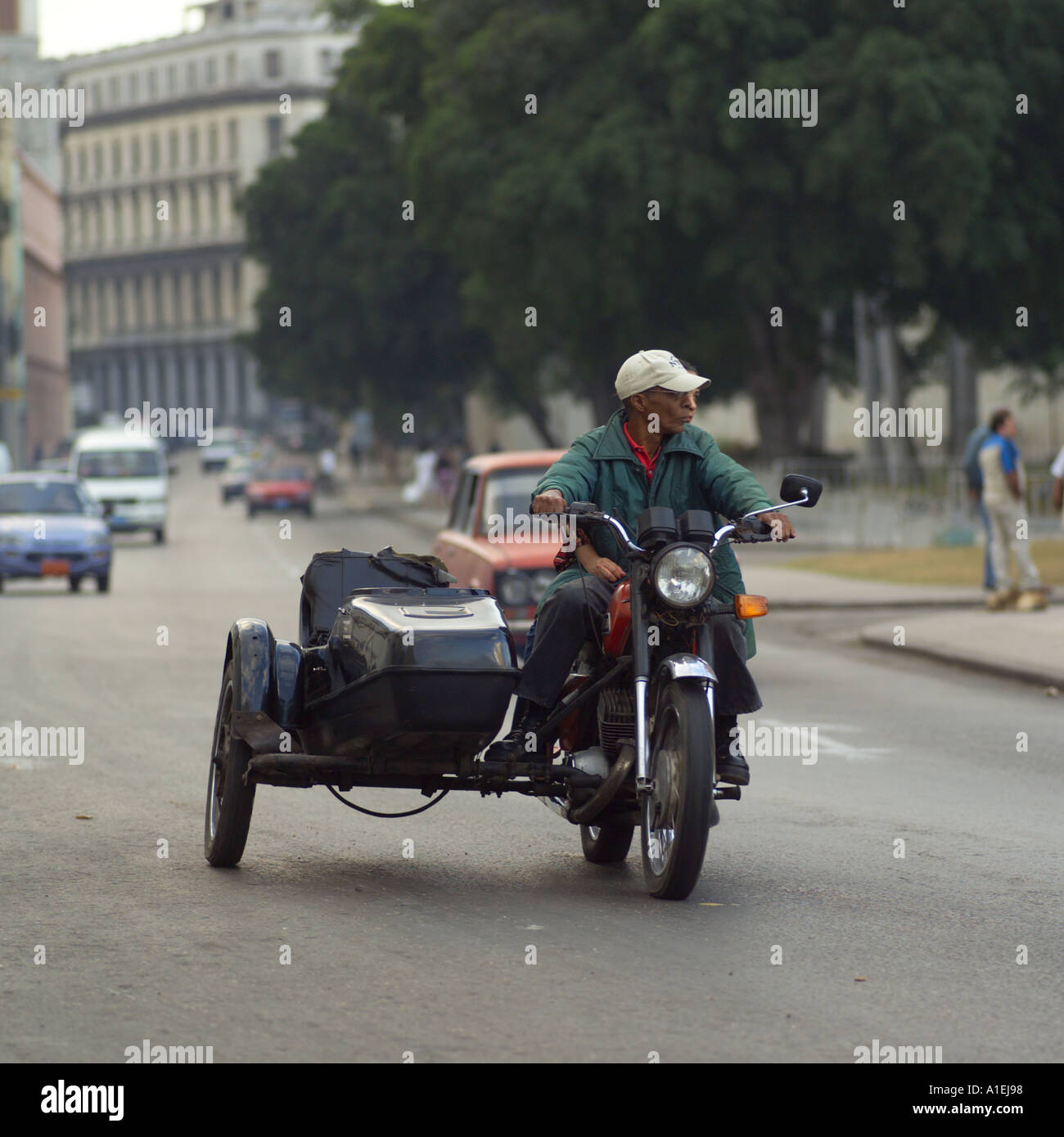 Mann auf einem Motorrad mit Beiwagen Havanna Kuba Stockfoto