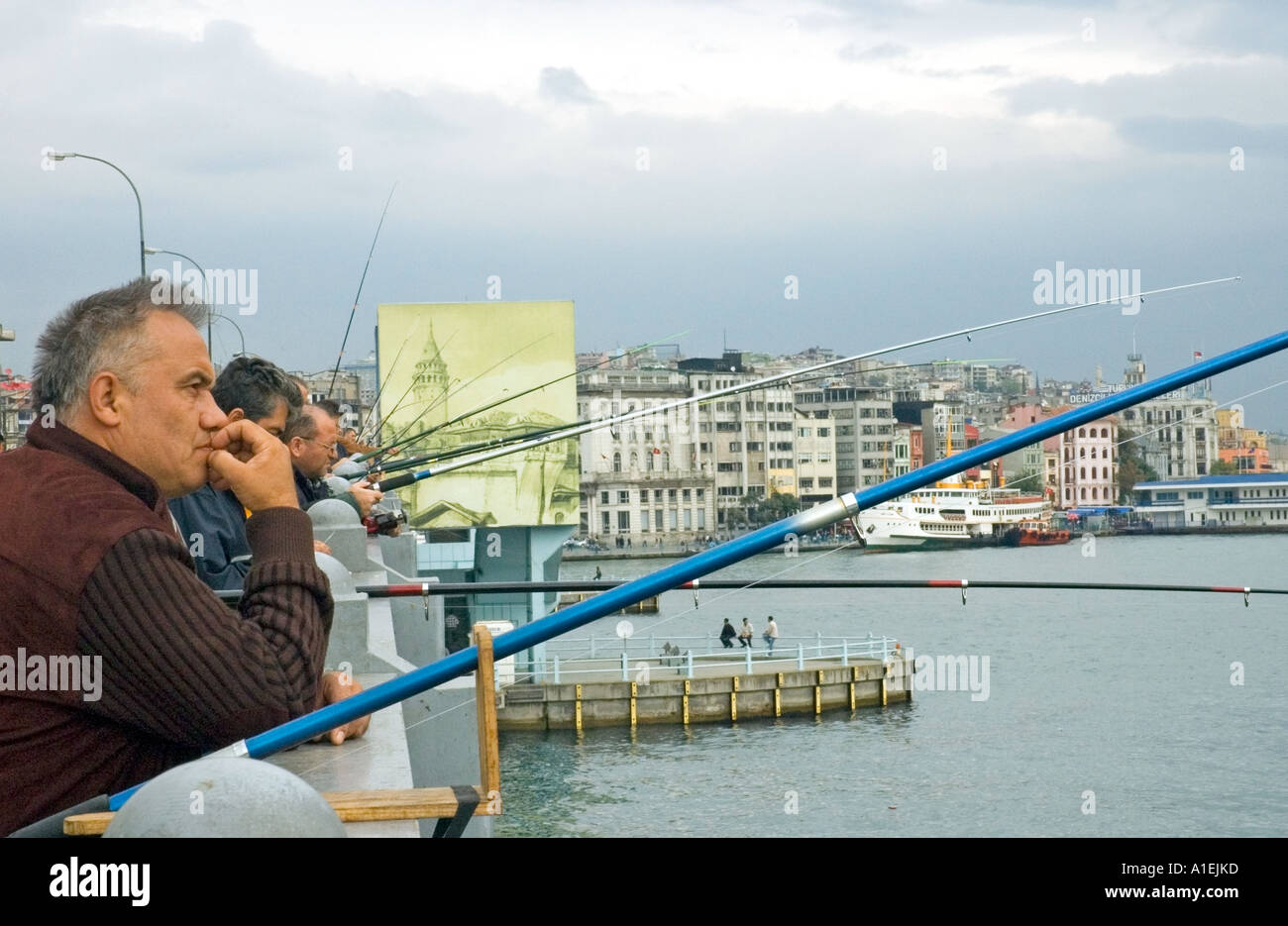 Der Doppeldecker Galata-Brücke, Galata Koprusu, kreuzt das Goldene Horn, fernen Beyoglu und Turm, Istanbul, Türkei. DSC_7175 Stockfoto