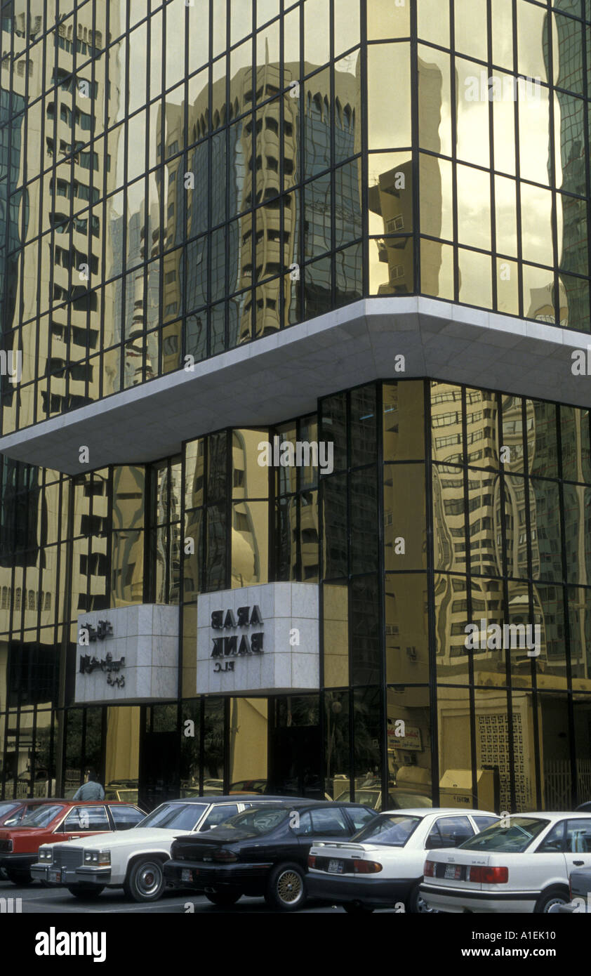 Glasbau und Autos im kommerziellen Zentrum von Abu Dhabi Stockfoto