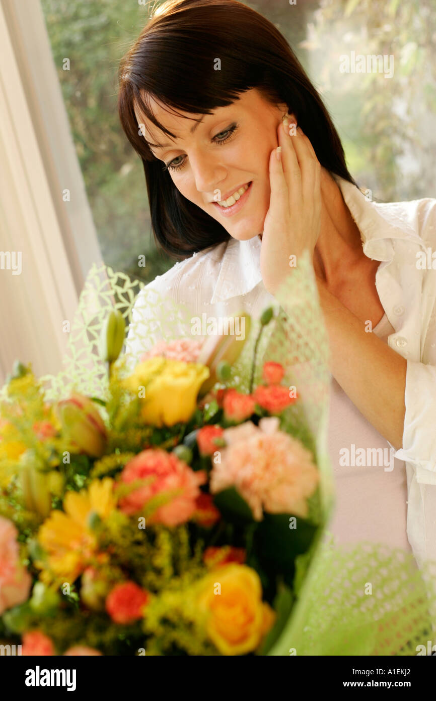 Junge Frau mit Blumen Stockfoto