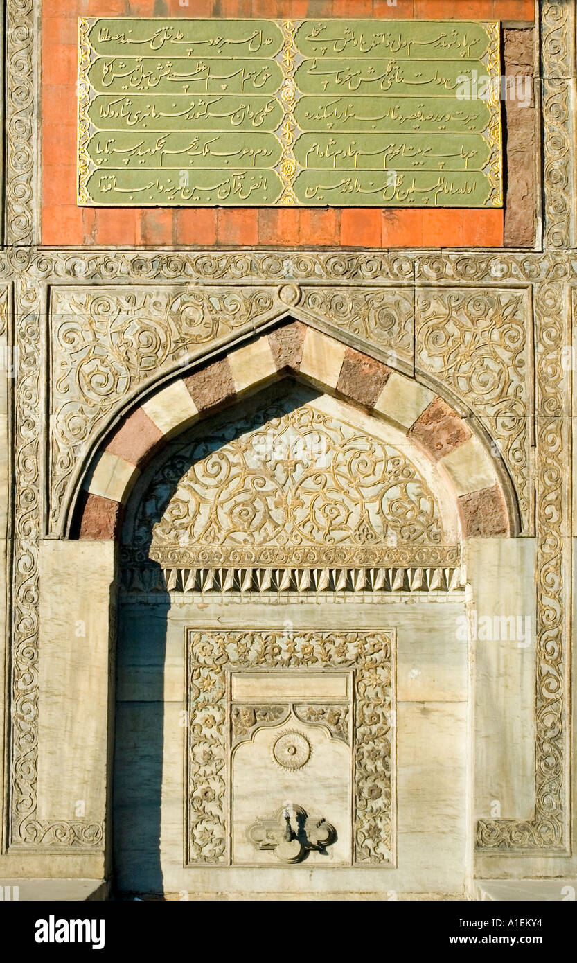 Eine schlichte einfache Brunnen oder Wasser speien Satz gegen eine Wand, Topkapi-Palast, Sarayi, Istanbul, Türkei. DSC 7433 Stockfoto