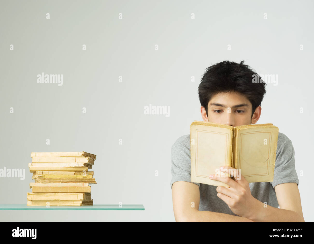 Junger Mann Bücher lesen Stockfoto