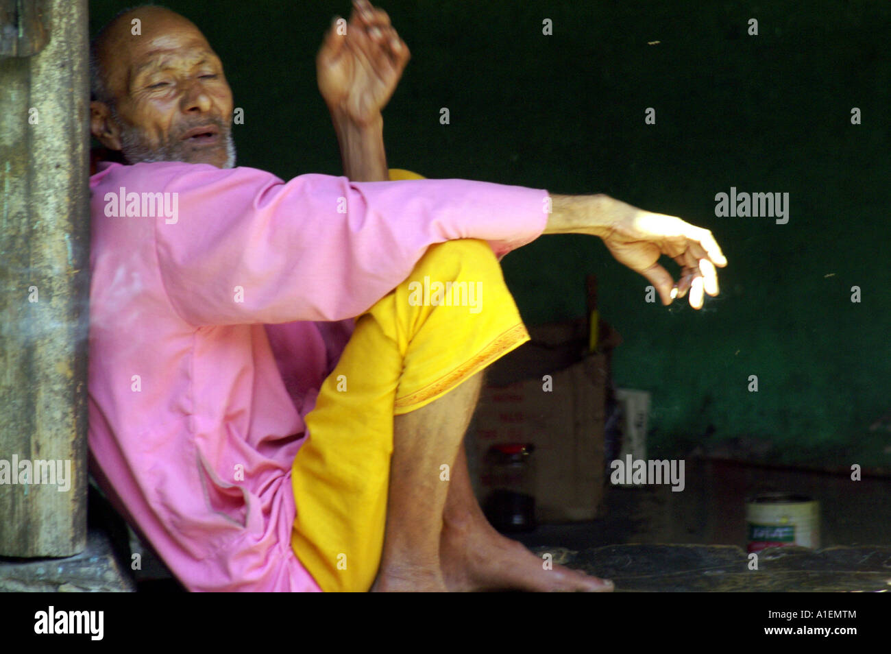 Sitzen die alten indischen Mann lachen über etwas, Entlassung als irrelevant und unwichtig Stockfoto