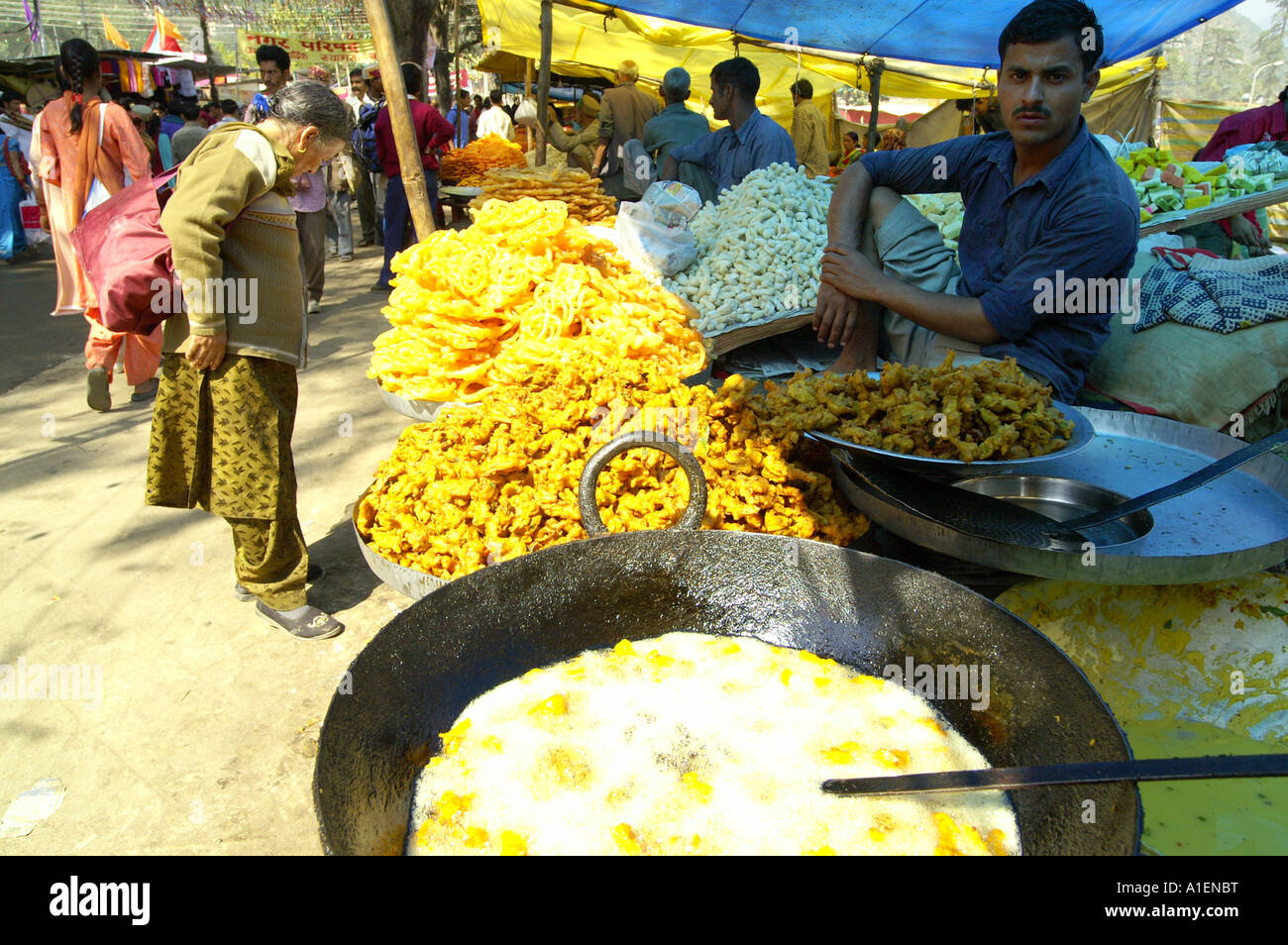 Stände auf Dussehra fair mit enormen Vielfalt an reiche indische Küche Mahlzeiten, Kullu, Indien Stockfoto