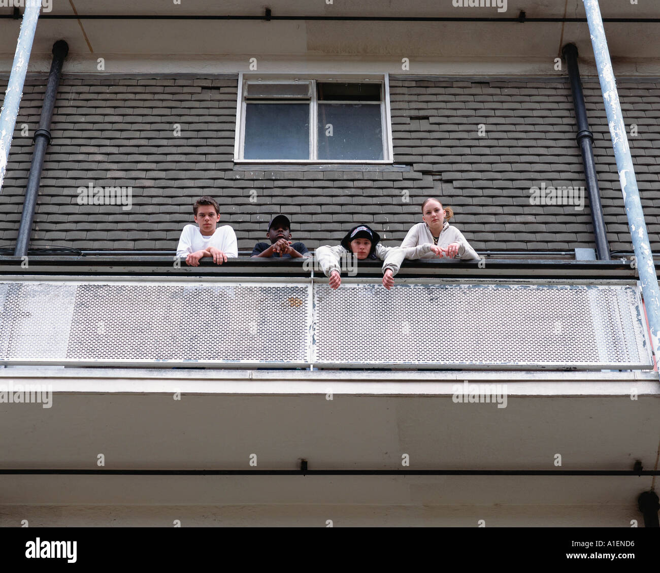Jugendliche stehen auf Balkon Stockfoto