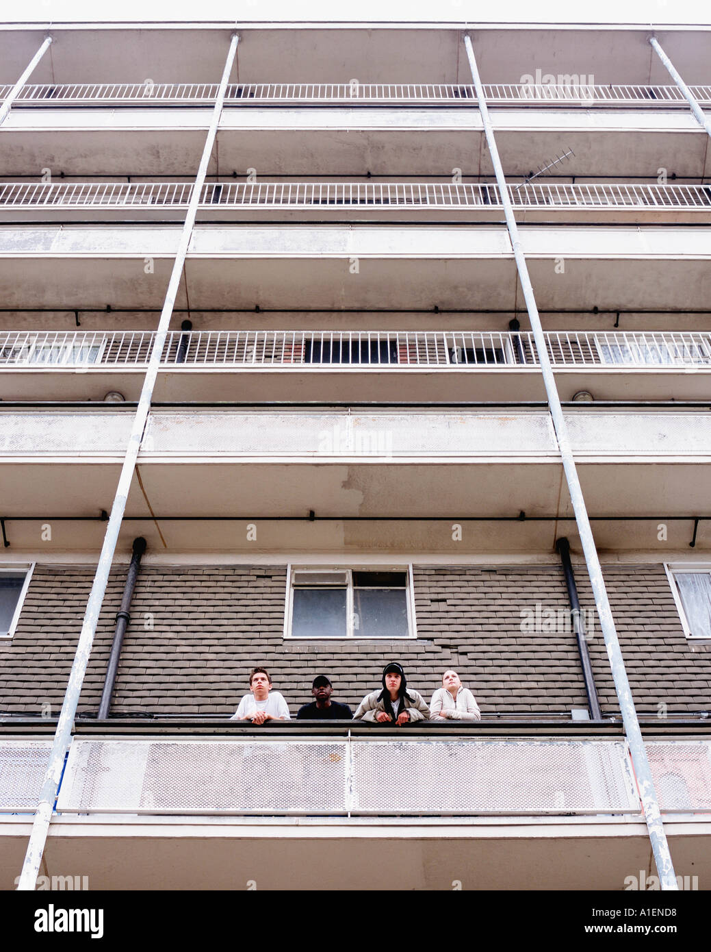 Jugendliche stehen auf Balkon Stockfoto