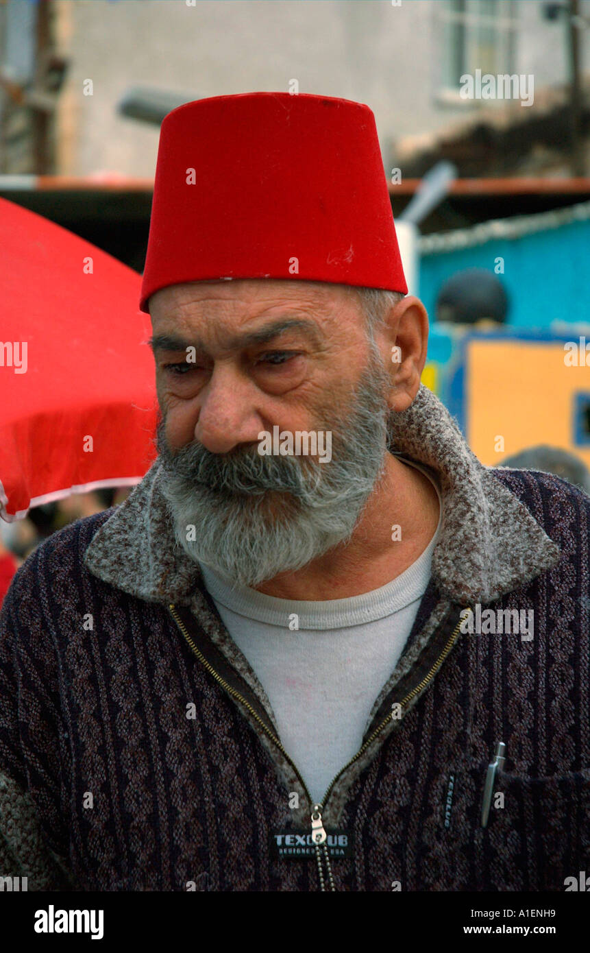 bärtiger Mann mit türkischen roten Hut Stockfoto