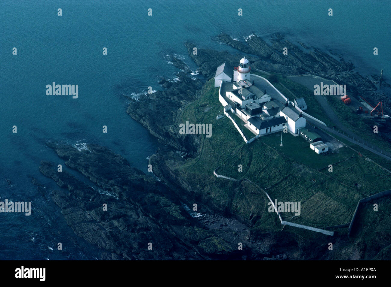 Eine Luftaufnahme eines Leuchtturms an der westlichen Küste von Irland Stockfoto