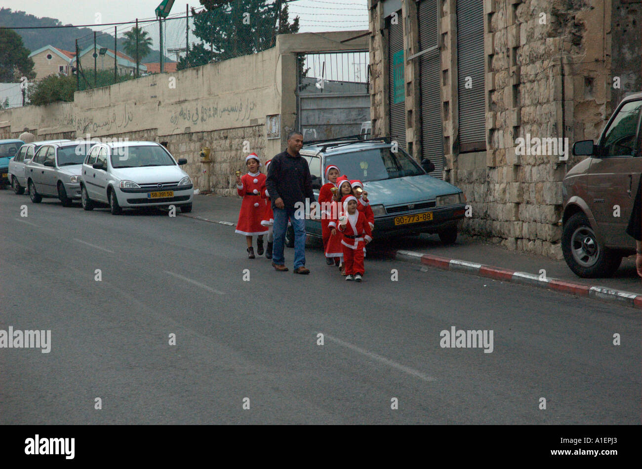 Kinder, verkleidet als Weihnachtsmann in einer Parade in Wadi Nisnas Haifa Israel Stockfoto