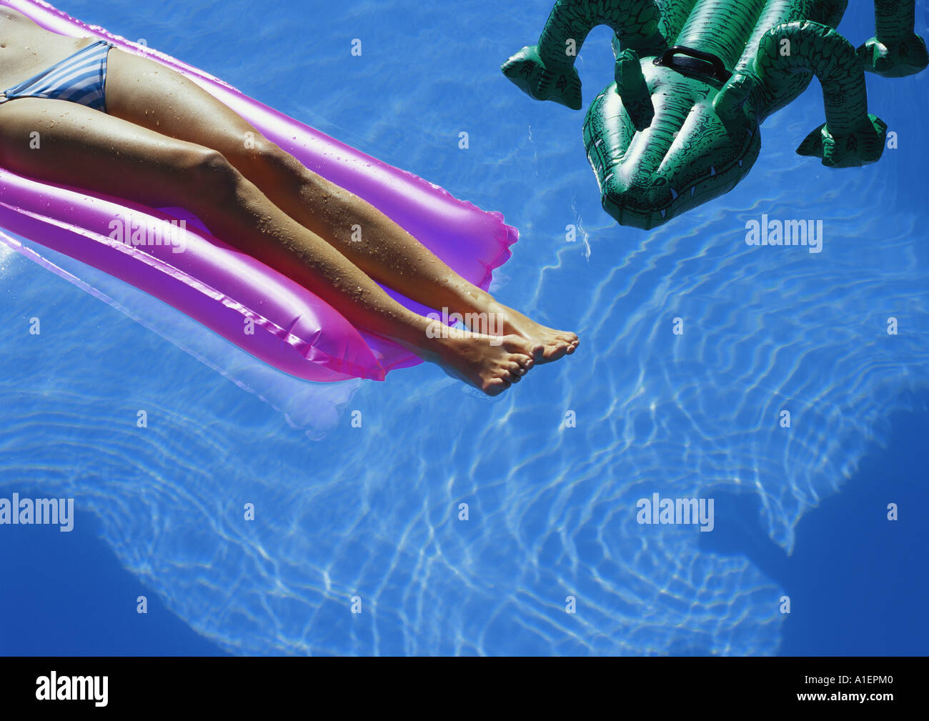 Frau auf Schlauchboot im pool Stockfoto