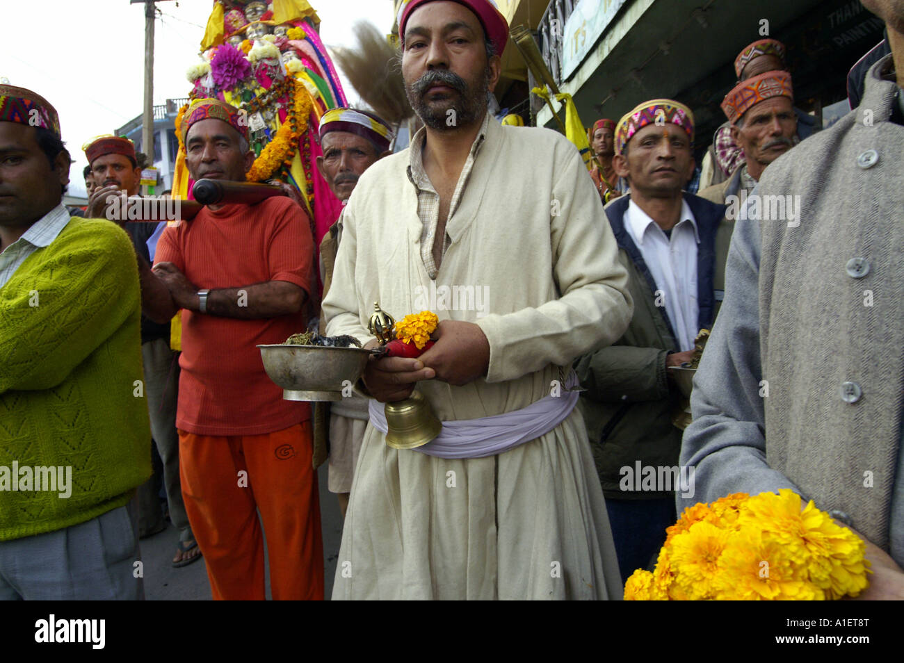 Priester tragen Heilige Ratha Sänften und Blumen am Dussehra fair Festival in Vashisht Dorf, Kullu-Tal, Indien Stockfoto