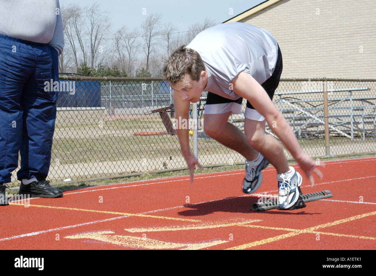 Treffen Sie die Startlinie auf der 100-Meter-Lauf bei einem Leichtathletik Stockfoto