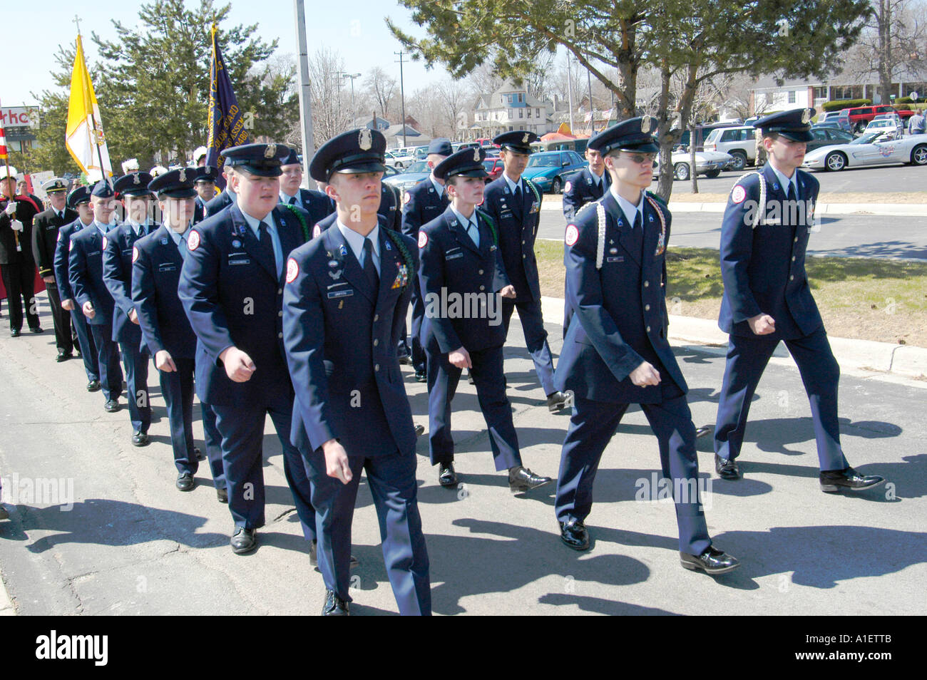 Junge Luftwaffe jüngstere Söhne Teilnahme an Aktivitäten auf einem Memorial Day Festival und parade Stockfoto