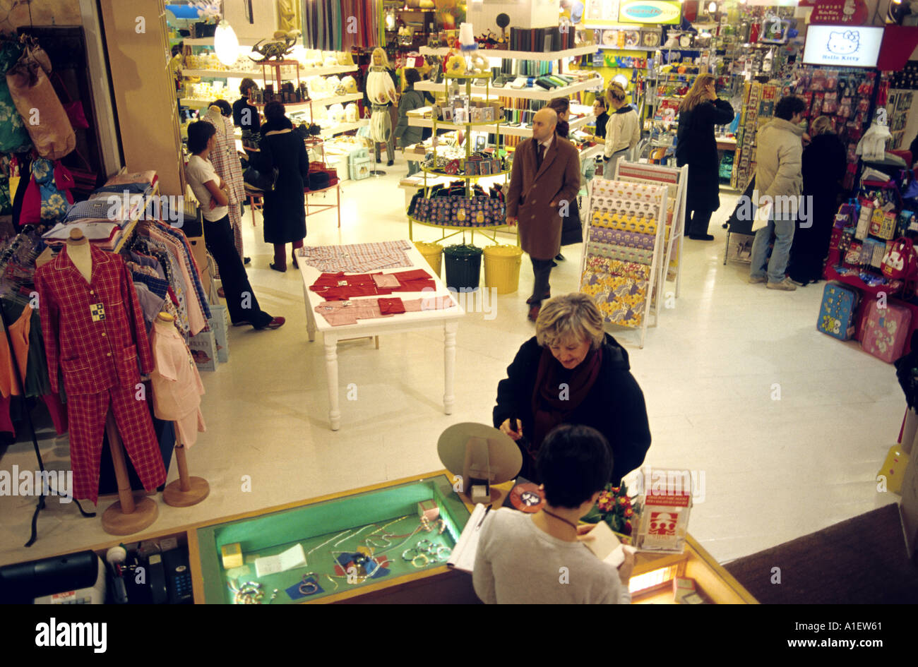 Menschen beim Einkaufen in einem Kaufhaus in Mailand Italien Stockfoto