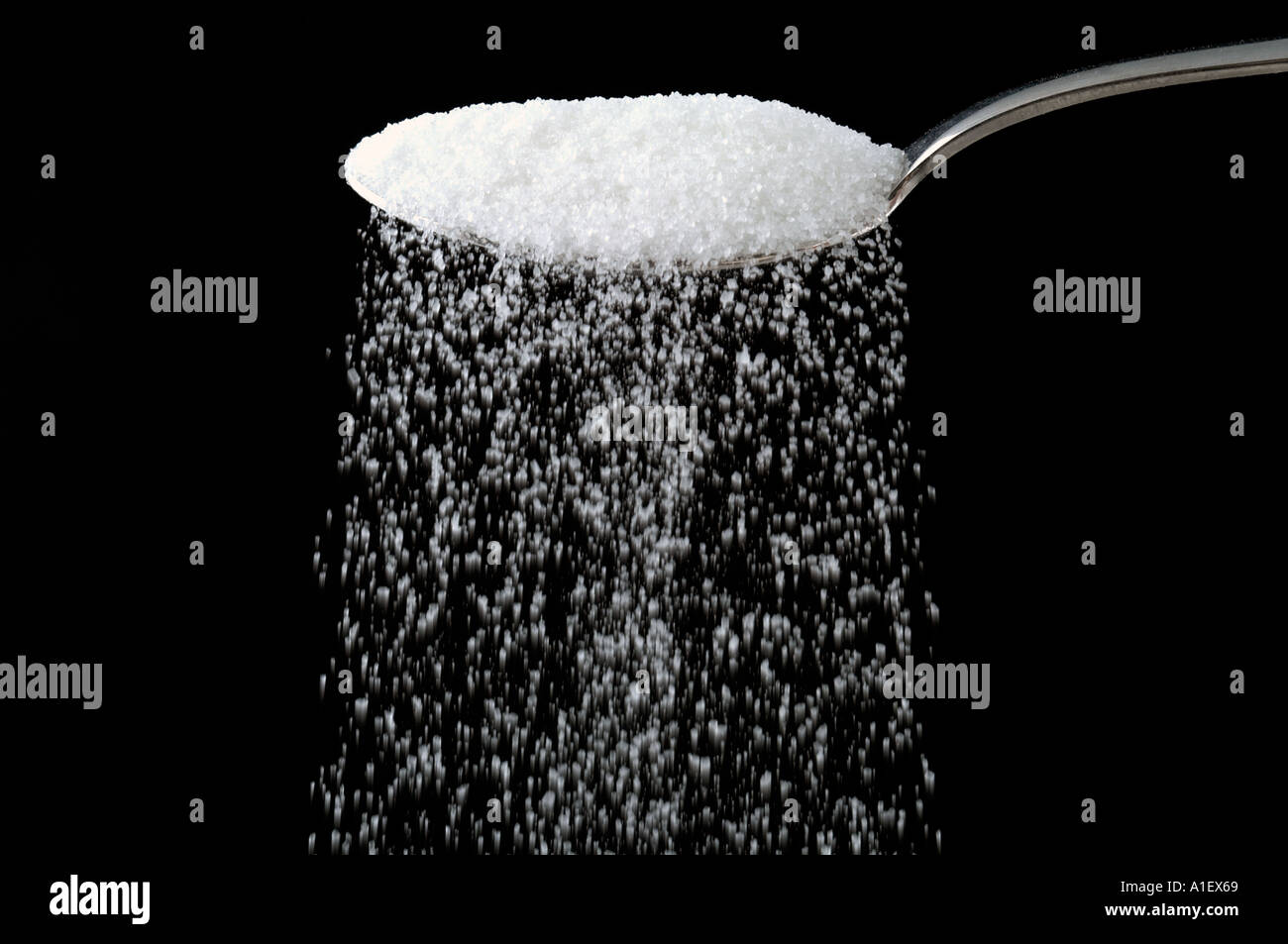 einen Löffel Zucker gießen Stockfoto