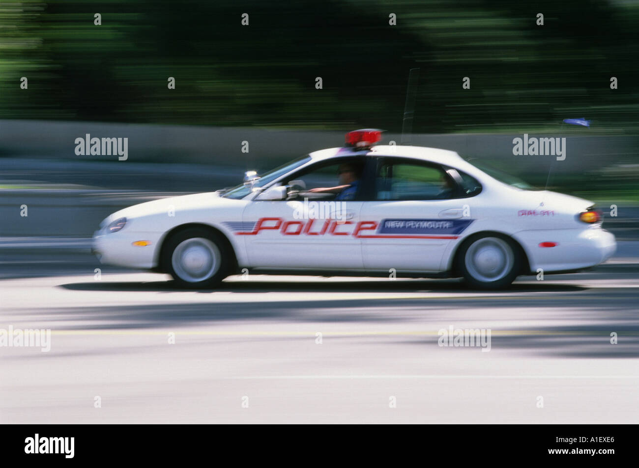 Ein Polizeiauto in Bewegung Stockfoto