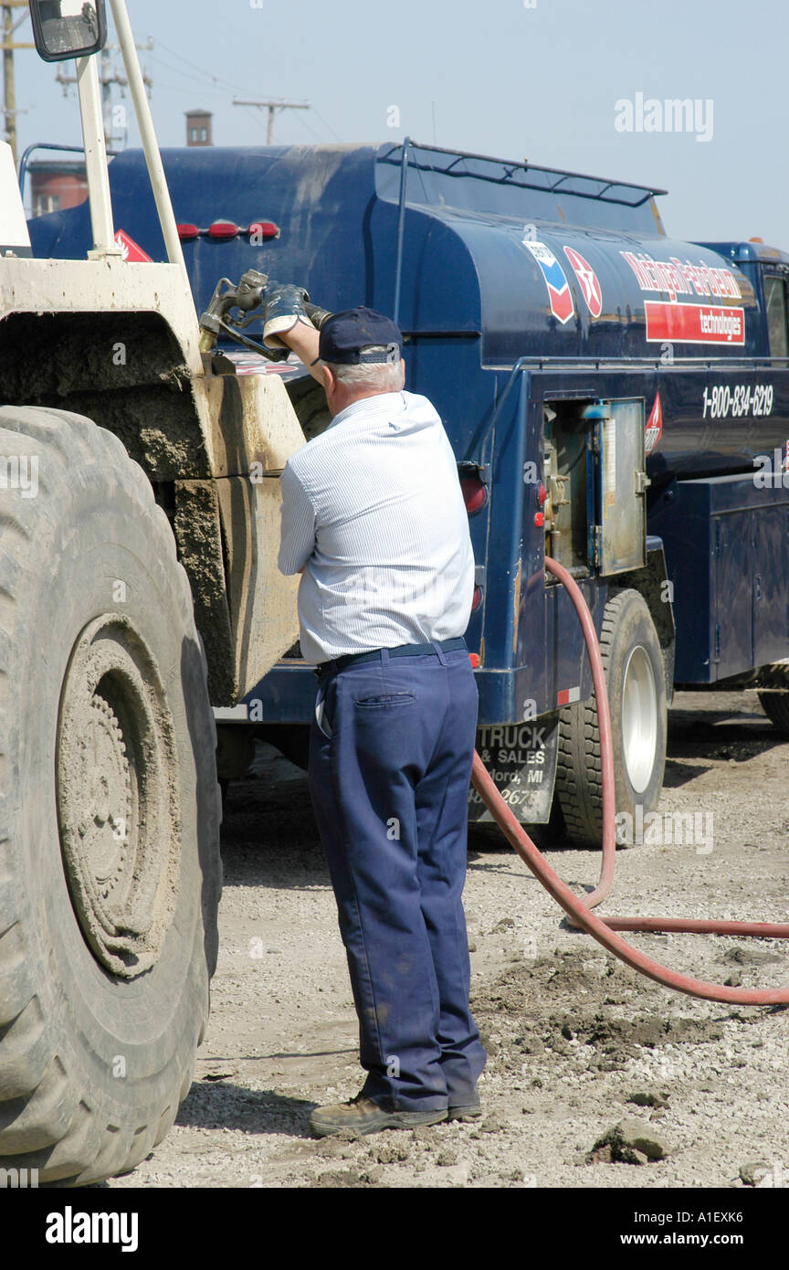 Schwere Ausrüstung und manuelle Arbeit uns in Straßenreparatur und neue Straße Bau- und Gas LKW Betankung Großgeräten verwendet Stockfoto