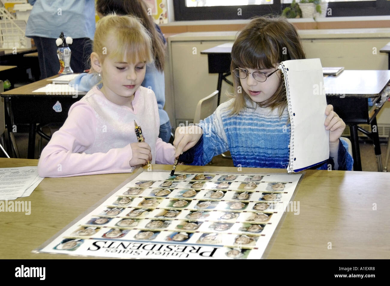 Jungen und Mädchen Studenten in einer Lernsituation Grundschule Stockfoto
