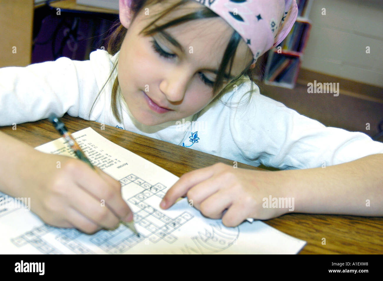 Jungen und Mädchen Schüler arbeiten alleine an einer Aufgabe in einer Lernsituation Grundschule Stockfoto