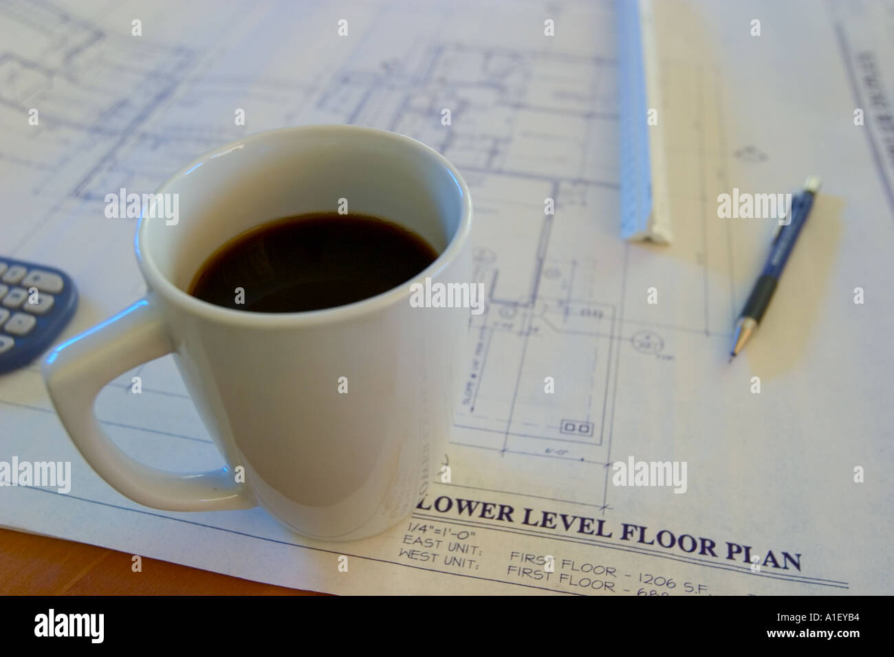 Kaffee und Pläne Stockfoto