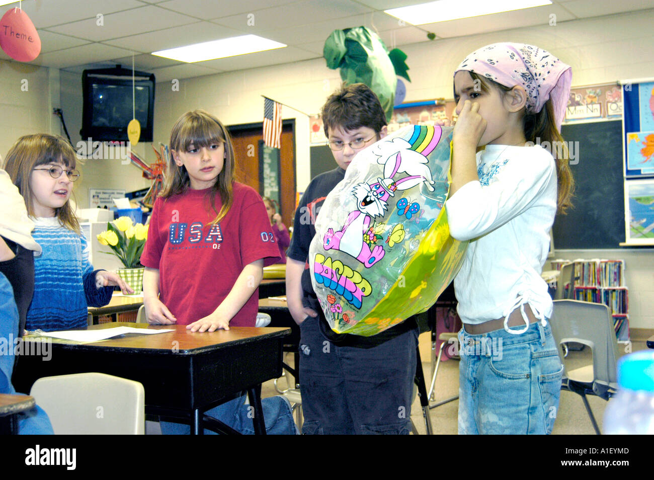 Jungen und Mädchen Schüler arbeiten alleine an einer Aufgabe in einer Lernsituation Grundschule Stockfoto