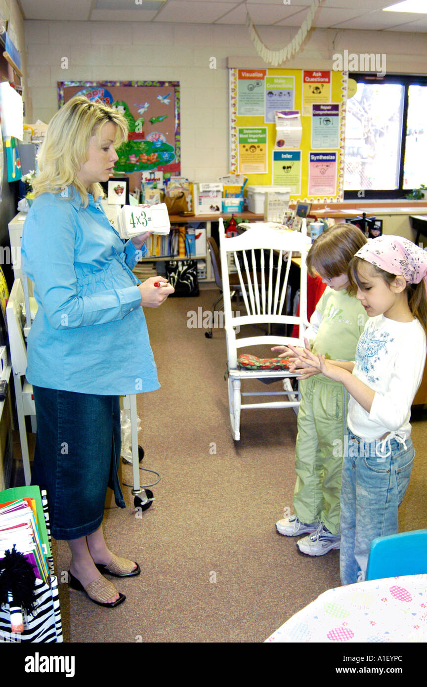 Schwangere Frau Lehrerin führt Unterricht in ihrem dritten Klasse Klassenzimmer Stockfoto