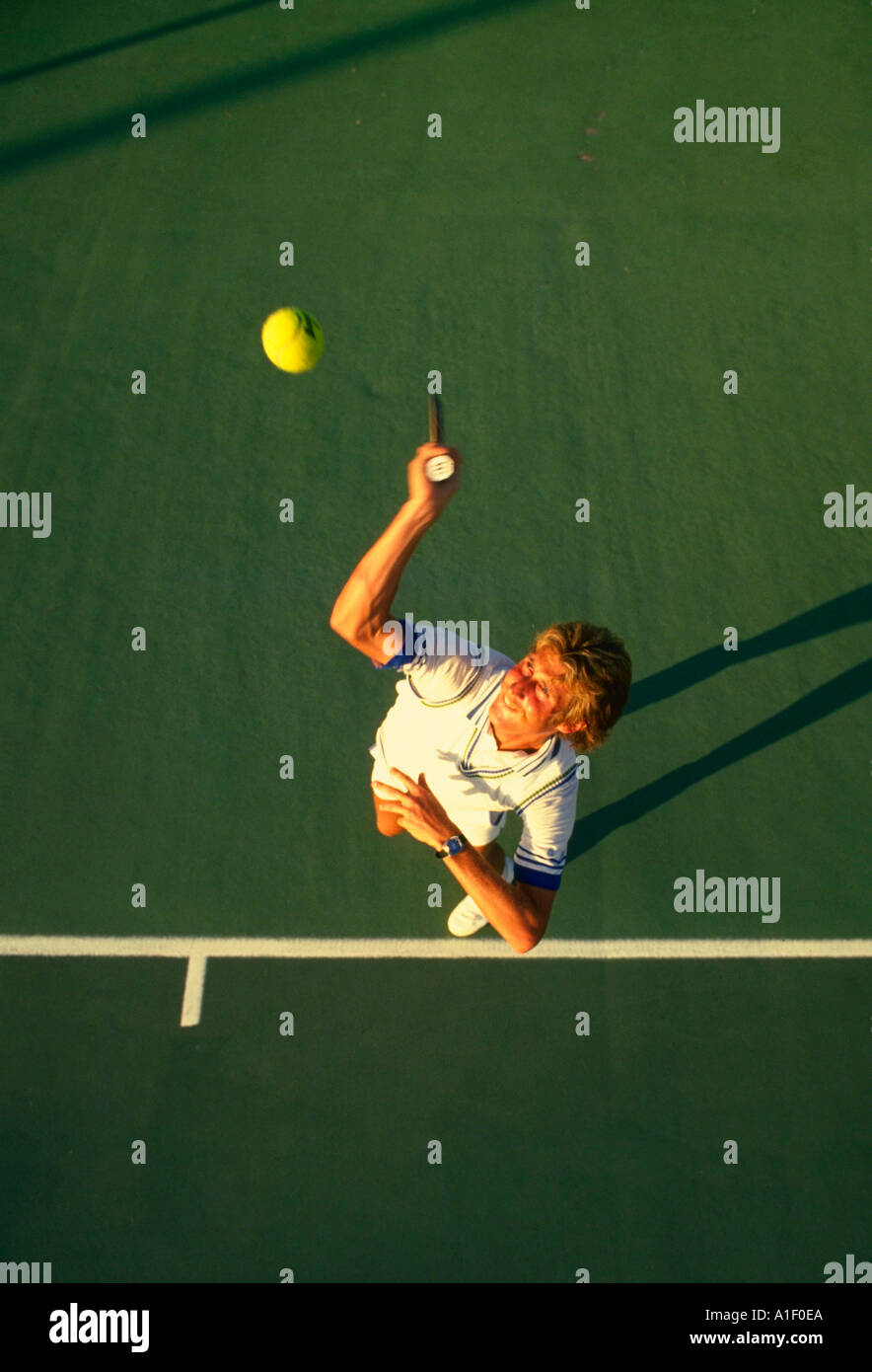 Mann mit Tennis Ball Draufsicht Stockfoto