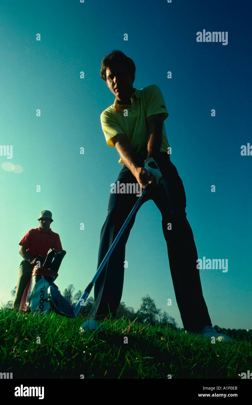 Männer spielen niedrigen Winkel Golfblick Stockfoto