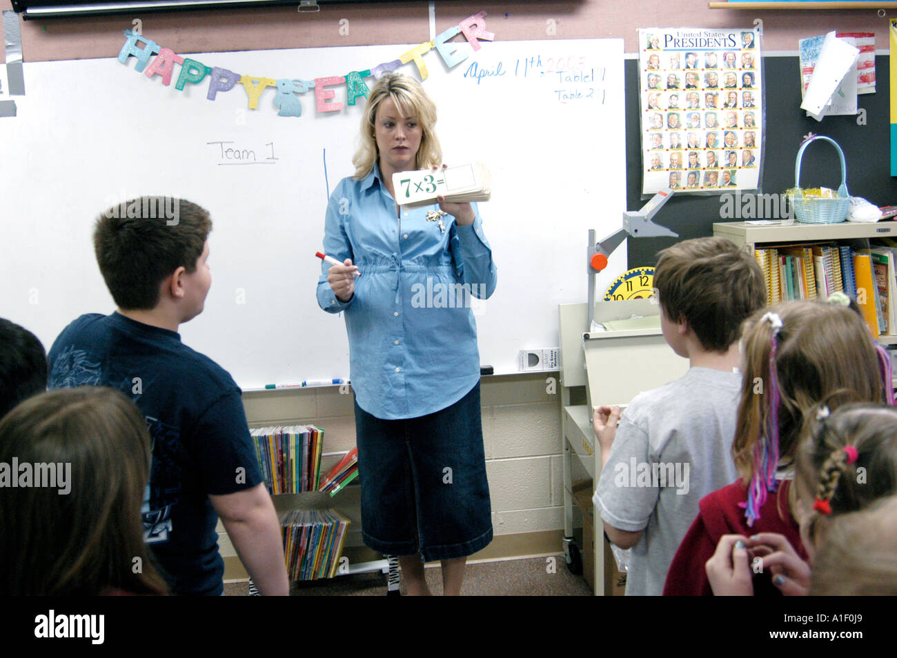 Schwangere Frau Lehrerin führt Unterricht in ihrem dritten Klasse Klassenzimmer Stockfoto