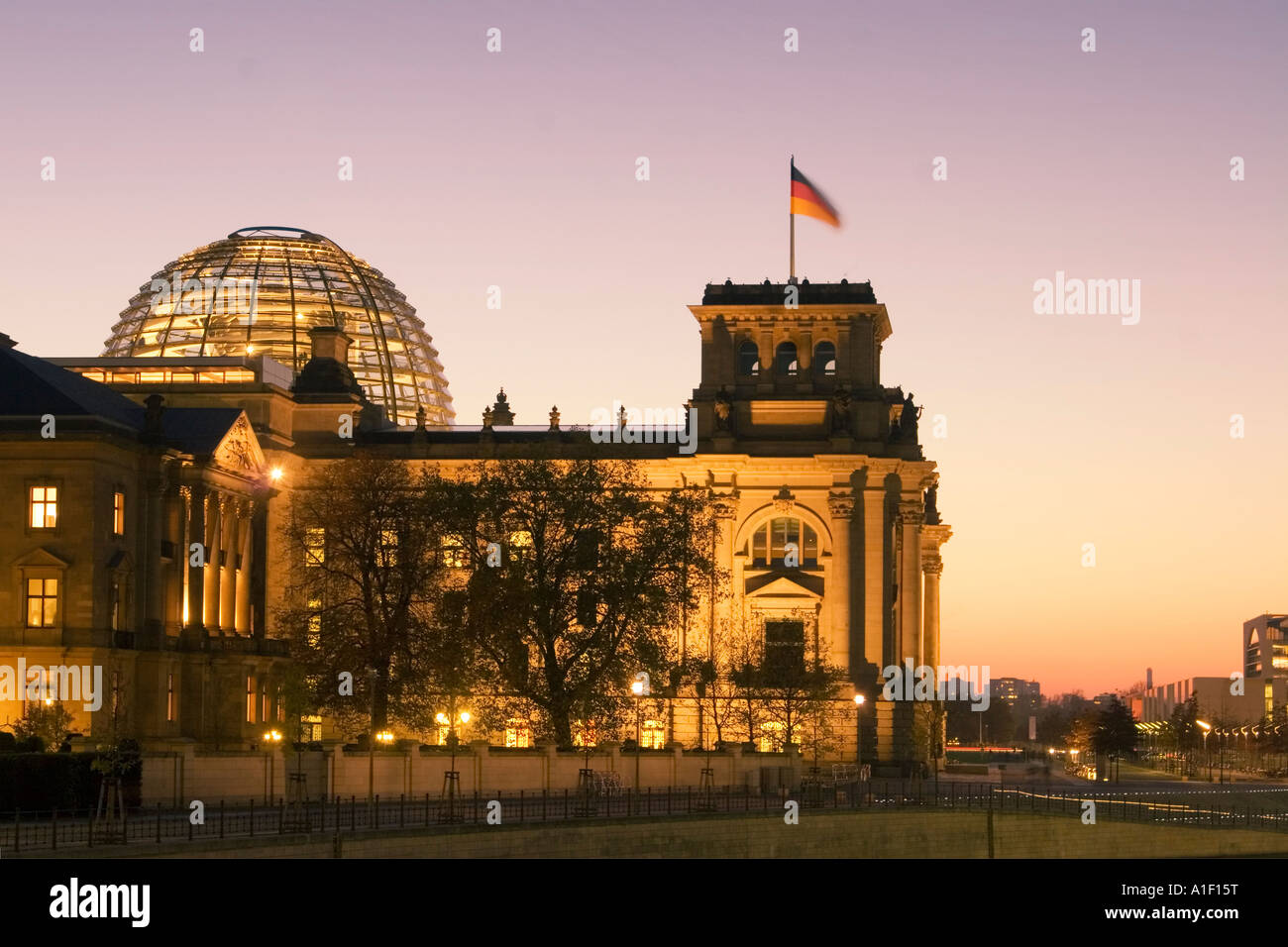 Berliner Reichstag Kuppel von Norman Forster twilight Stockfoto