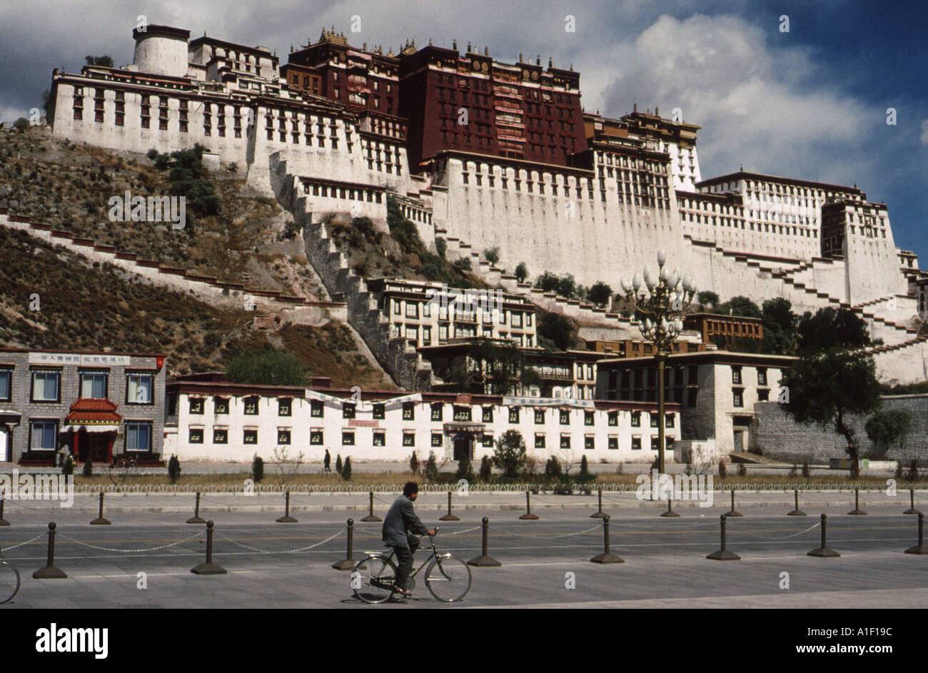 Der Potala Palast ist eine Dzong Festung in Lhasa, Tibet. Es war der Winterpalast der Dalai Lamas von 1649 bis 1959. UN-Weltkulturerbe. Stockfoto