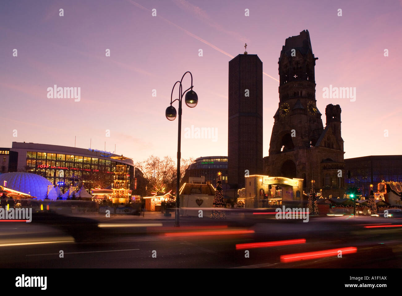 Berliner Weihnachtsmarkt Kaiser-Wilhelm-Gedächtnis Kirche Markt Weihnachtsbeleuchtung in der Abenddämmerung Stockfoto