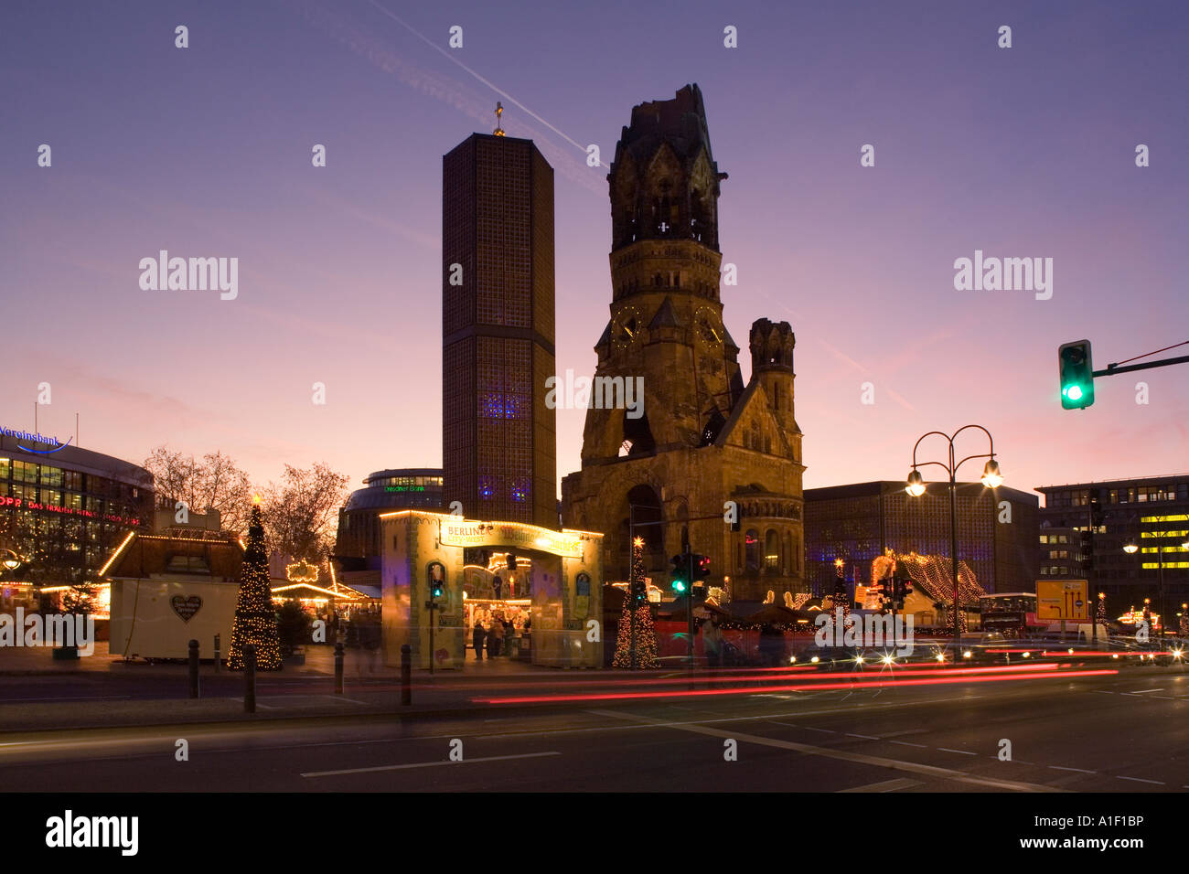 Berliner Weihnachtsmarkt Kaiser-Wilhelm-Gedächtnis Kirche Markt Weihnachtsbeleuchtung in der Abenddämmerung Stockfoto