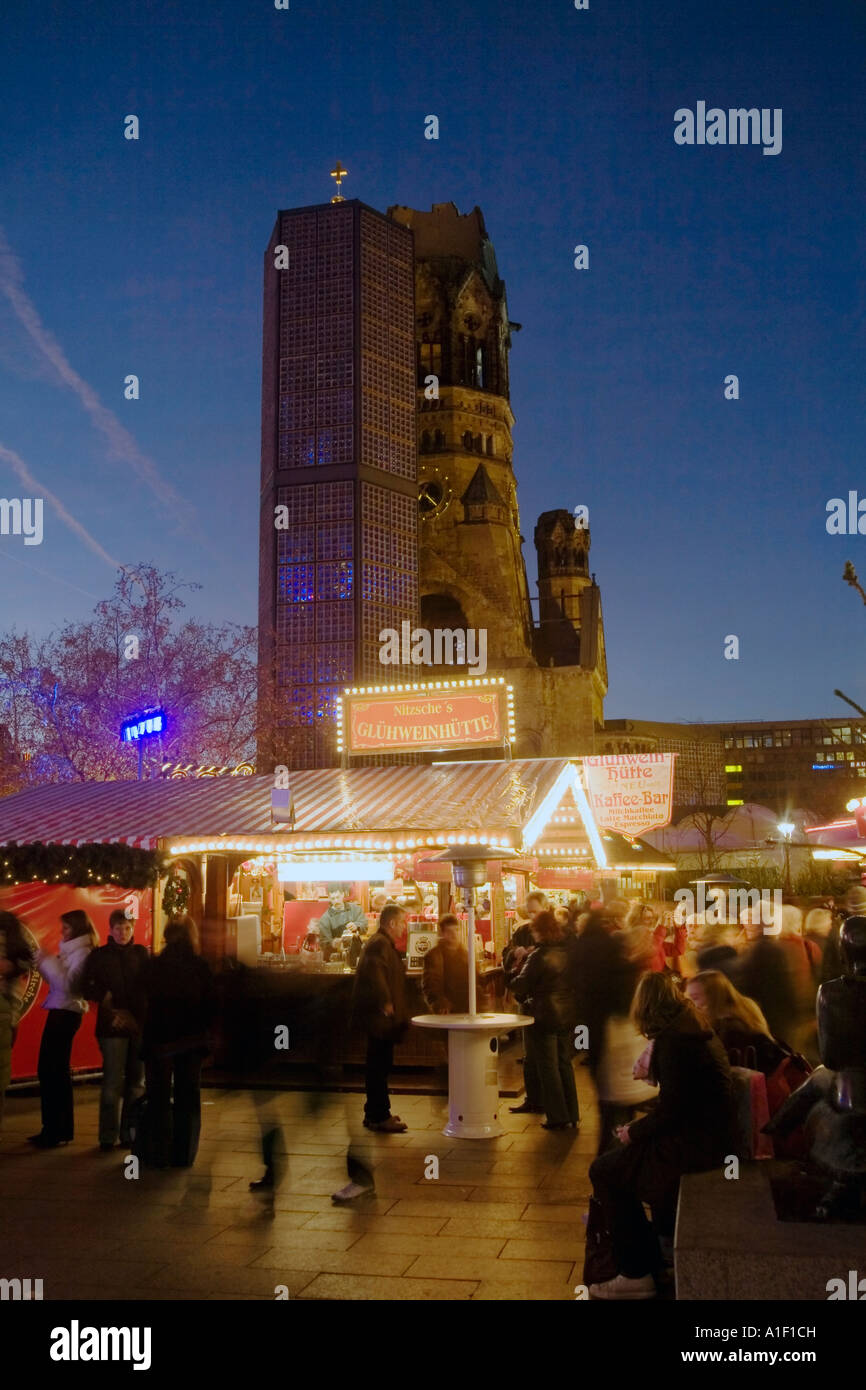 Berliner Weihnachtsmarkt Kaiser-Wilhelm-Gedächtnis Kirche Markt Weihnachtsbeleuchtung in der Abenddämmerung Stockfoto