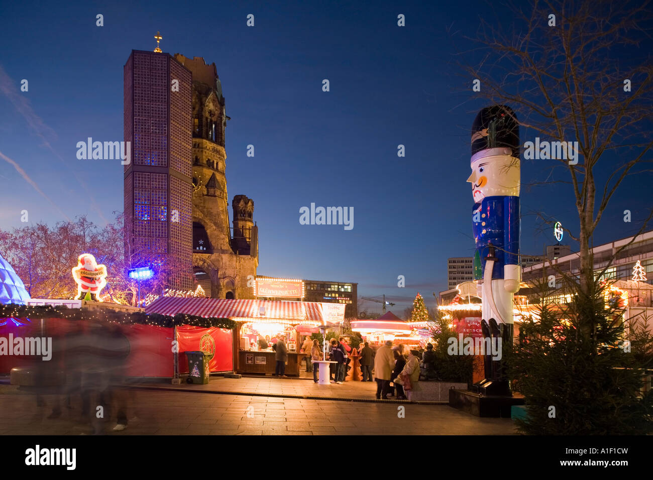 Berliner Weihnachtsmarkt Kaiser-Wilhelm-Gedächtnis Kirche Markt Weihnachtsbeleuchtung in der Abenddämmerung Stockfoto