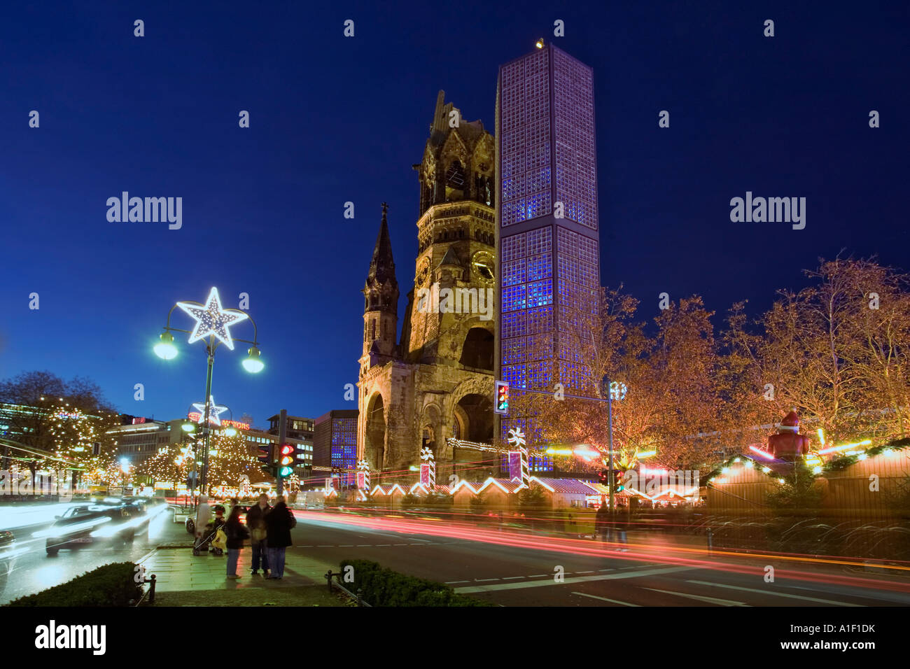 Berliner Weihnachtsmarkt Kaiser-Wilhelm-Gedächtnis Kirche Markt Weihnachtsbeleuchtung in der Abenddämmerung Stockfoto