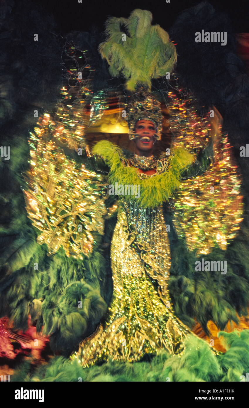 Brasilien Rio De Janeiro Sambashow in Leblon Plataforma Uno Club bunten original Kostüme aus dem Karneval in Rio De Janeiro Stockfoto