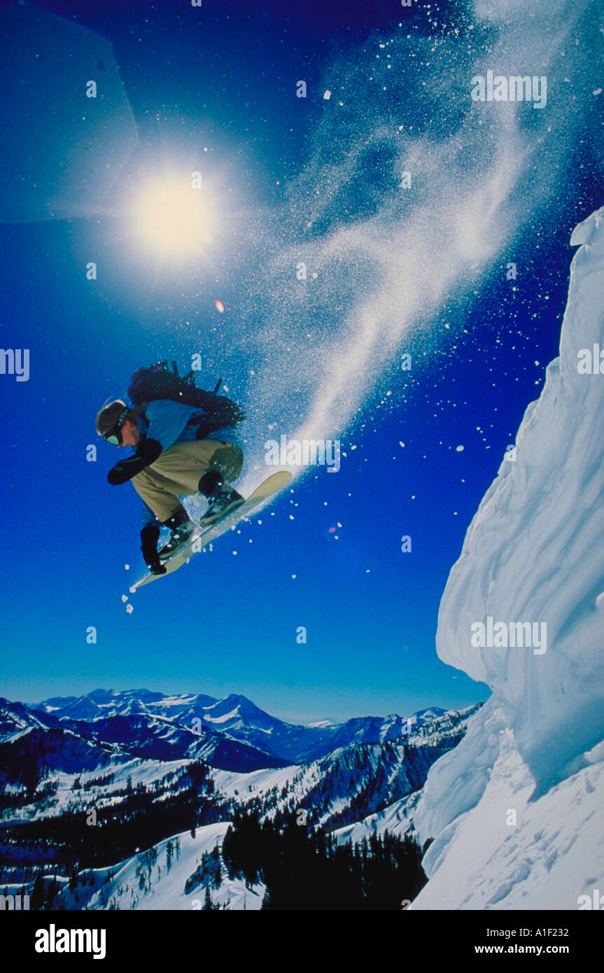 Snowboarder in der Luft mit hellen Sonne Stockfoto