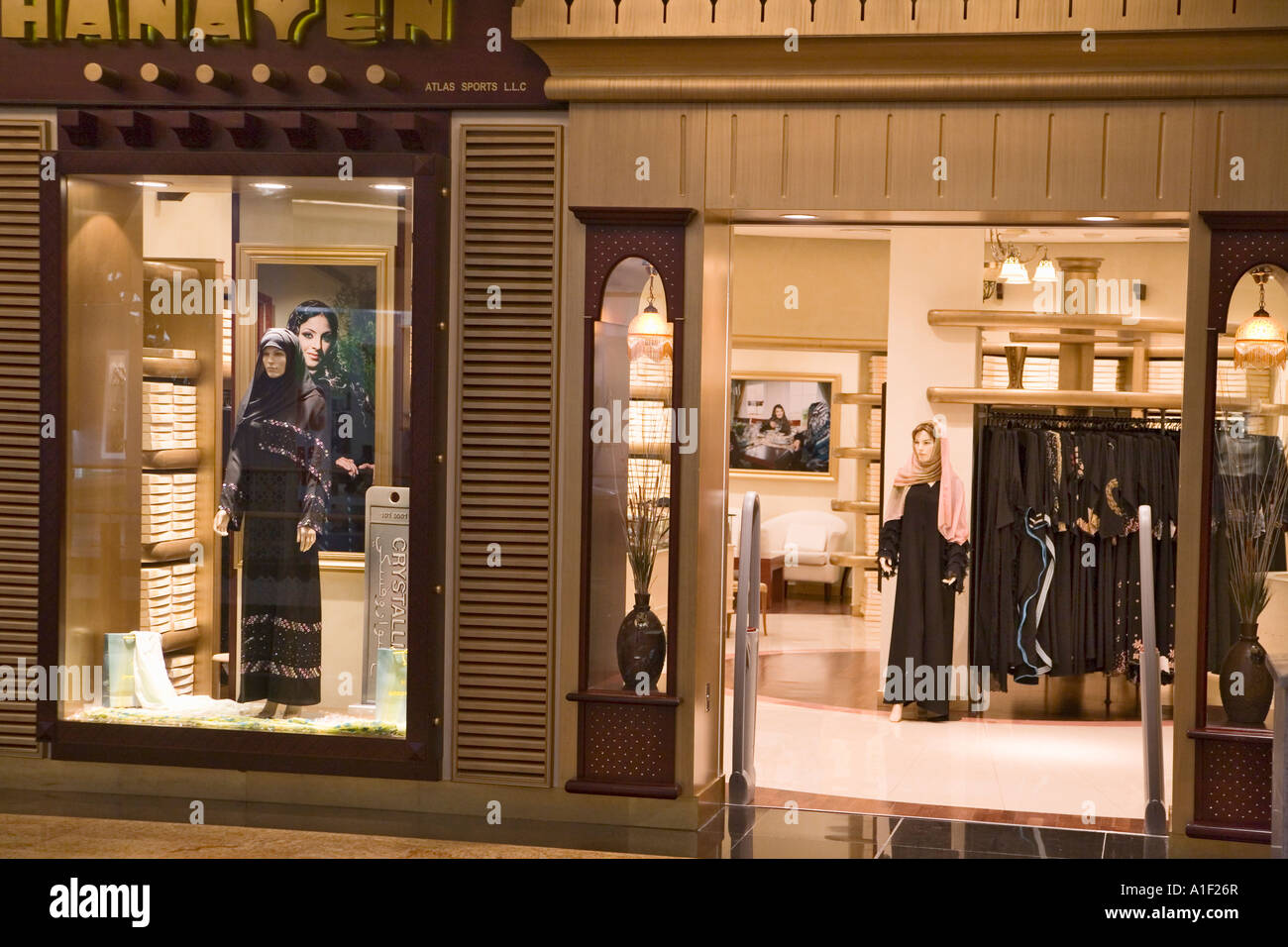 Dubai Mall of the Emirates-Einkaufszentrum-Shop für traditionelle islamische  Kleidung für Frauen Stockfotografie - Alamy