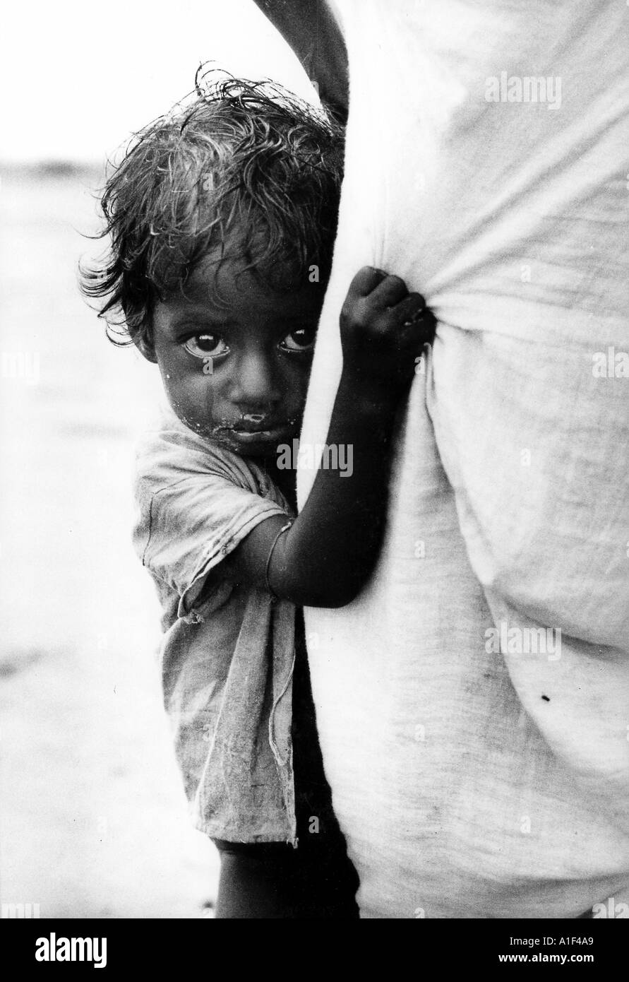 Bengali Kind klammert sich an Mutter fliehenden Grausamkeiten des Krieges in Bangladesch Nov 1971 Stockfoto
