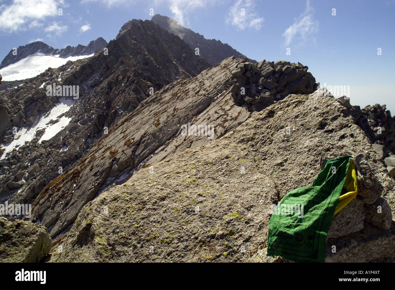 Tibetische buddhistische Gebetsfahnen auf Felsen im Indrahar pass im Himalaya, Indien Stockfoto