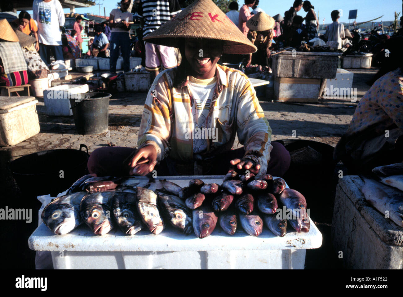 Eine junge Frau, Verkauf von Fischen in einem Dorfmarkt Kuta Bali Indonesien Stockfoto