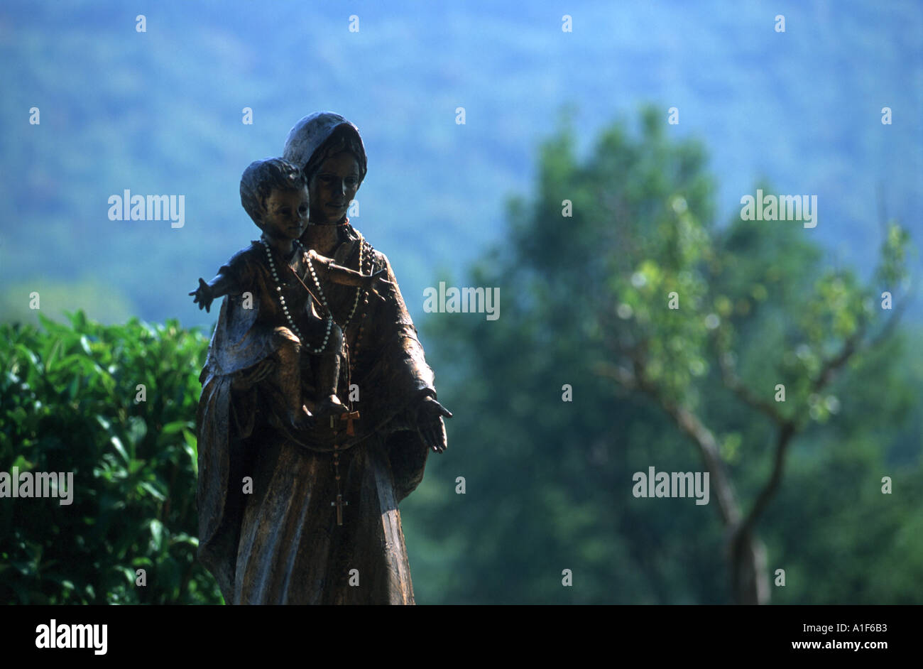 Statue der Madonna mit Jesuskind in San Galgano Abtei, Toskana Italien Stockfoto