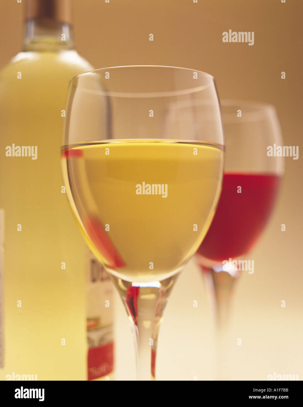 Nahaufnahme von Glasgläsern mit Rot- und Weißwein und einer Flasche Wein Stockfoto