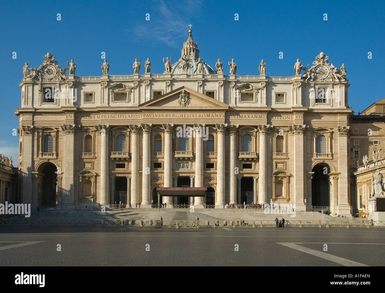 Blick von der Piazza San Pietro auf die päpstliche Basilika St. Peter oder den Petersdom, erbaut im Renaissance-Stil im Vatikan Rom Italien Stockfoto