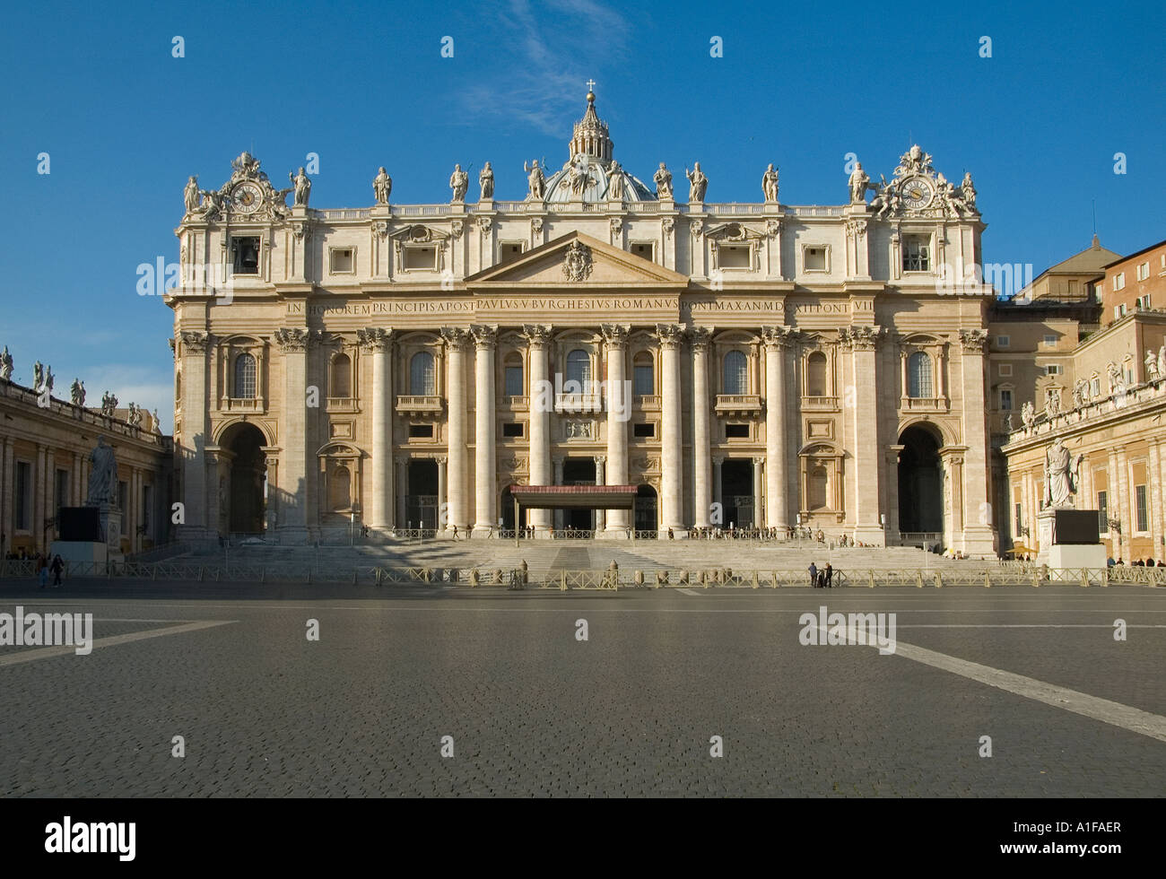 Blick von der Piazza San Pietro auf die päpstliche Basilika St. Peter oder den Petersdom, erbaut im Renaissance-Stil im Vatikan Rom Italien Stockfoto