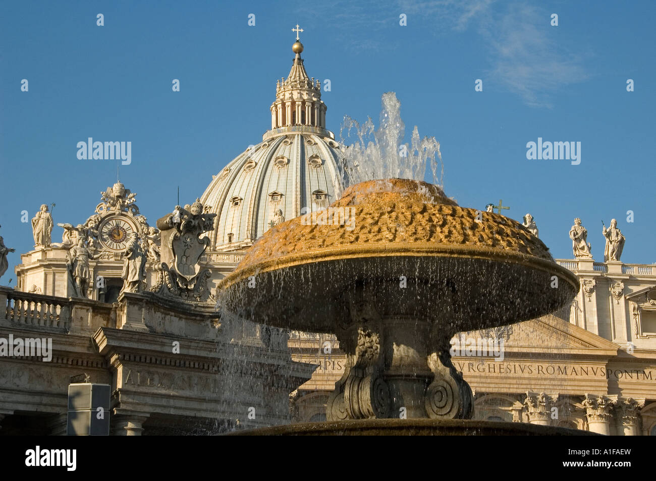 Der geformte Wasserbrunnen auf der Piazza San Pietro mit der Petersbasilika im Hintergrund, Vatikan Rom Italien Stockfoto