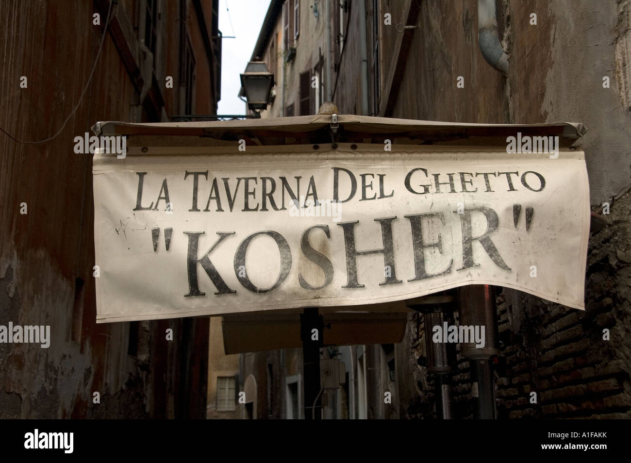 Das Restaurant Sign of Taverna del Ghetto Kosher serviert jüdisch-römische Küche im alten jüdischen Ghetto in Rom, Italien Stockfoto